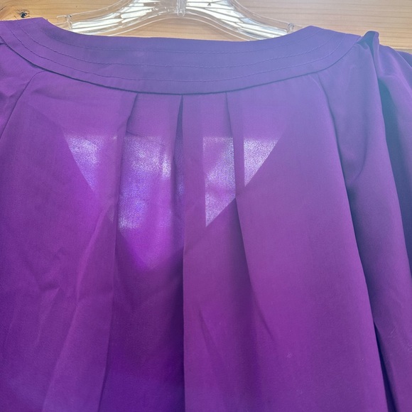 Banana Republic NWOT Flowy Pleated Purple V Neck Silky Satiny Top Blouse Medium - Picture 12 of 16